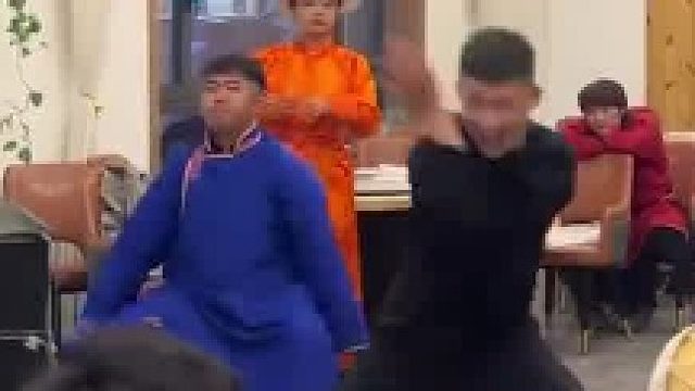 内蒙古，男子即兴表演蒙古舞，蒙古舞的节奏感精准拿捏了