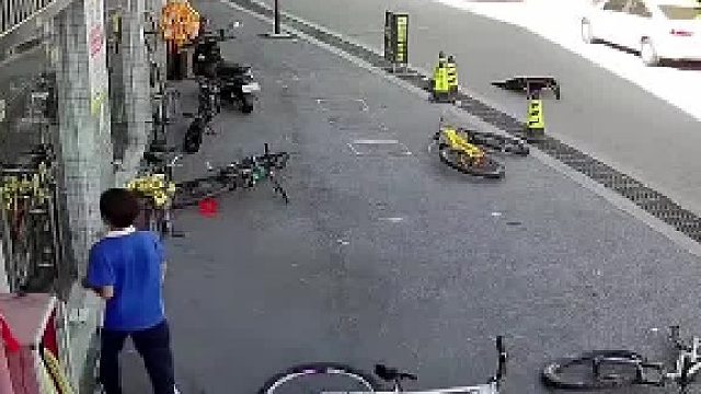 把抛台放在马路上，汽车经过没注意到把抛台压碎，网友：还要给车主赔钱