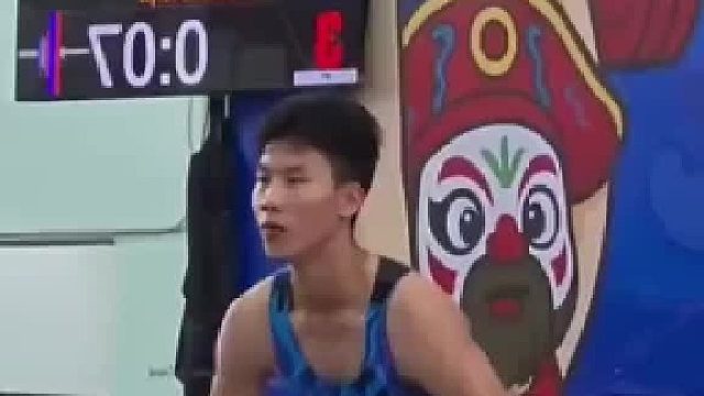 泰国选手举重瞬间，原以为是个阳光猛男！看到最后原来这小子还是个阴柔的物种。网友：这就很泰国了