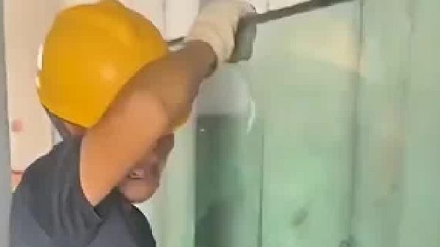 万分小心，结果玻璃还是碎了，网友：能理解了，一天活儿就白干了