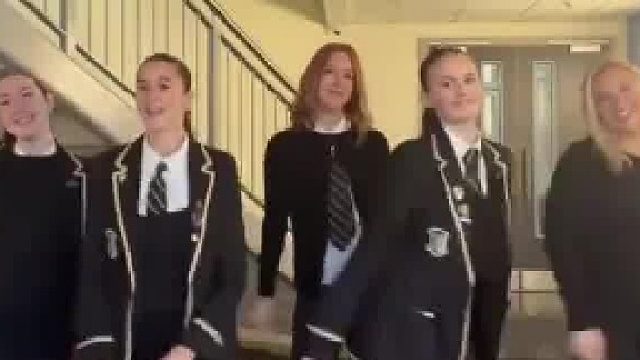 外国五名女学生身穿校服一起跳舞，几人都给校服做了不同的搭配