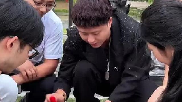 我盯着看了3遍，都没看明白小球是怎么进去的？
