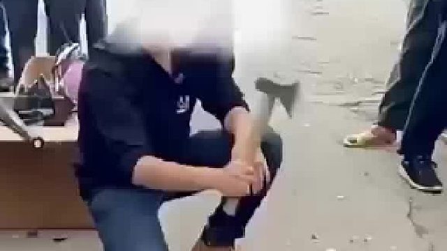 销售宣传自家头盔无论怎么砸都不会坏现场吸引不少人围观