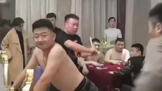 男子当初结婚时被兄弟狂抽，终于等到对方结婚，男子加倍报仇