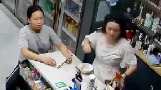 孩子每次吃饭前都要问妈妈：为什么你的饭少我的饭多为什么你的饭少我的饭多​