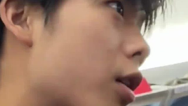 高铁熊孩子狂踢椅背， 家长反手一巴掌：“跟他废什么话！”随着妈妈的介入，作者的脾气如奶油般化开