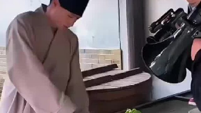 演员表示道具鸭子切不动，导演表示要剁下去 结果... 网友：这下可以买个真的了