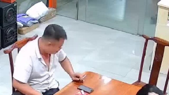 店铺用了十多年的玻璃门，被小伙“潇洒”一关瞬间碎裂，碎片铺满一地，俩老板坐着情绪稳定