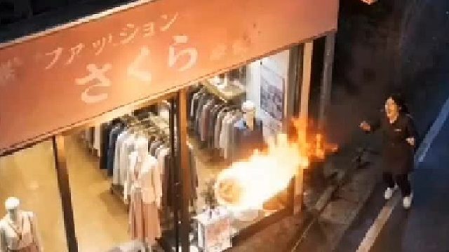 日本街头惊现神秘火球，袭向假人模特，吓坏了女子