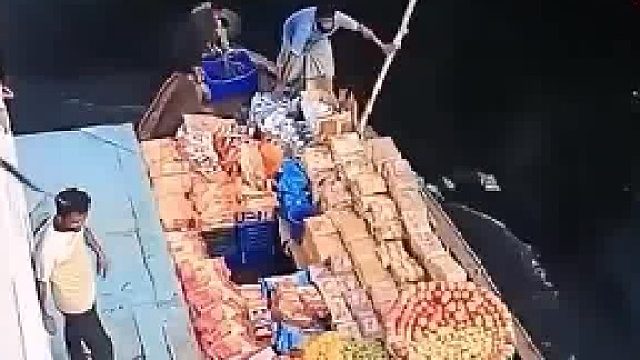 轮渡相撞太吓人，小货船当场被夹瘪货全完了​