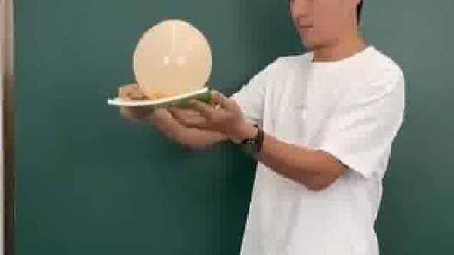 物理老师用气球和书本展示：个人再强不如借势而行​