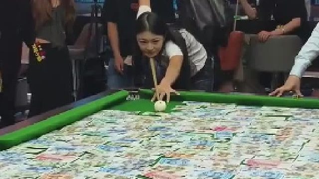 来来来，看小姐姐这杆能中多少？