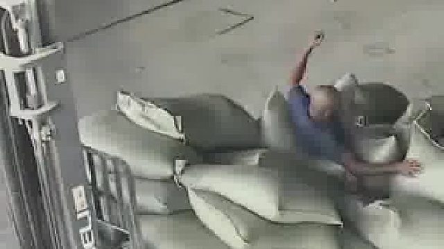大叔非要在上边摆放50袋，太重导致叉车翘起人跟着掉下去了
