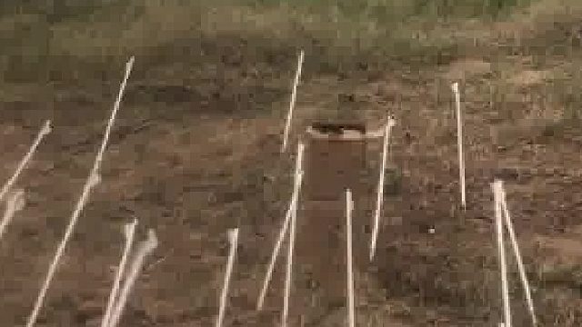 博主展示箭矢真正的杀伤力，从山头上发射到地面​