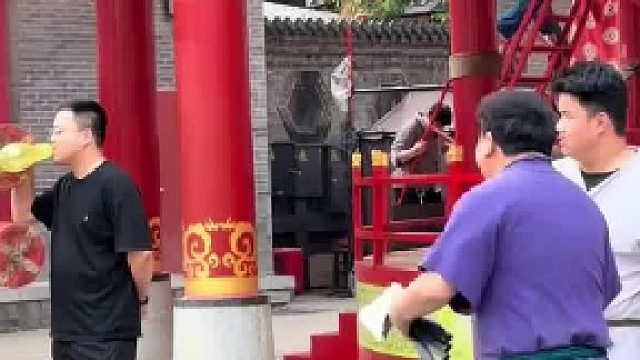 飞刀表演现场，观众中途伸手摸刀，演员当场吓一跳