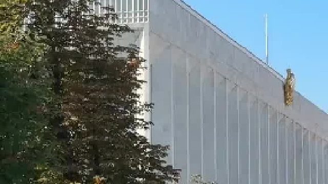 俄罗斯旅行，和克里姆林宫狙击手对视，对方正拿着观瞄仪看向自己