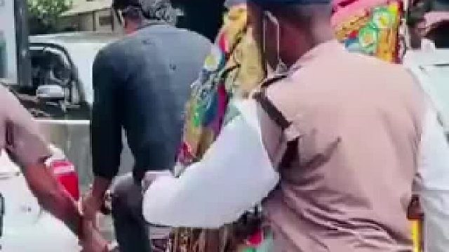 国外执法人员处理违法车辆，当场掰掉气门芯 剪掉刹车线，网友：处理手段是不是有点过了