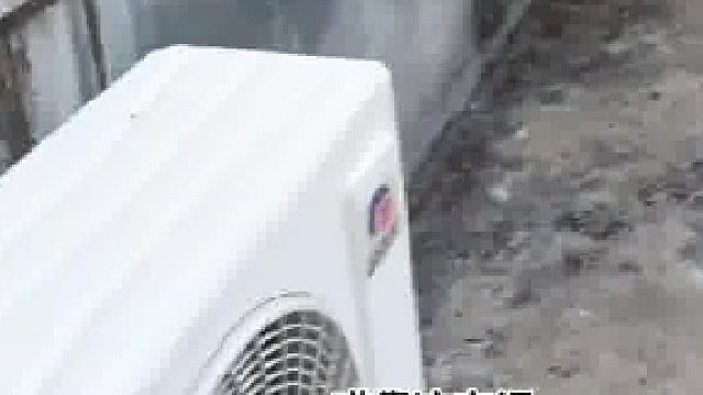 很久没回老家 打开房顶的门发现 邻居将空调外机直接安装到自己家了 男子：找邻居理论他还很有理