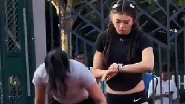 那么严肃干嘛笑