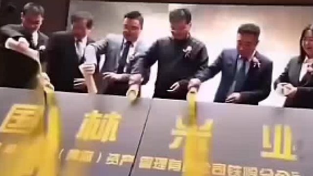 那个女的凭什么就能站上去