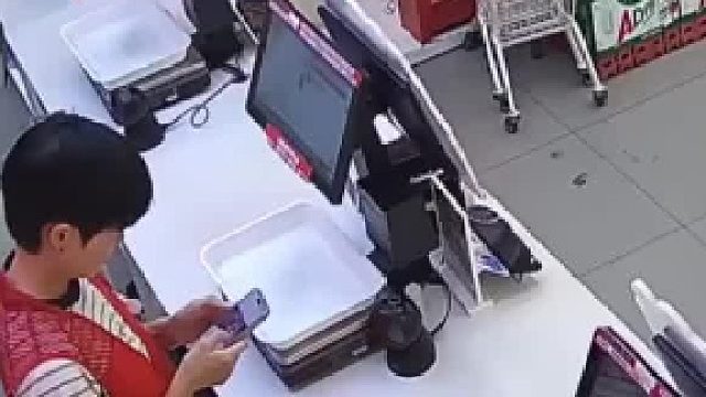 女子买完东西结账，结果不小心和收银员十指相扣，网友：两个人都想笑却不敢笑