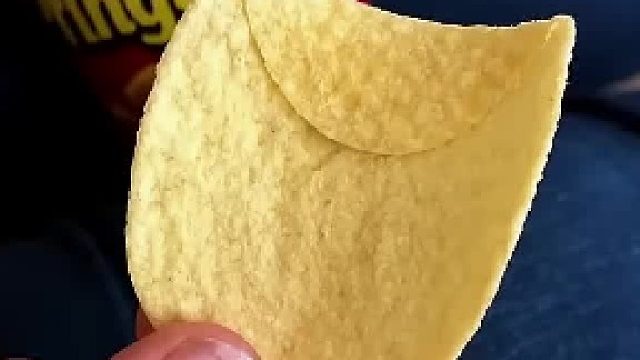 片对折的品克薯片，竟拍出天价！
