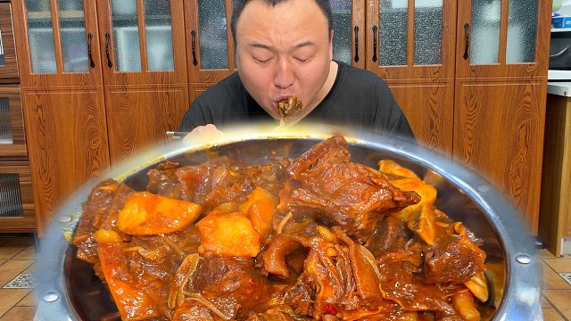 老丈人送来点牛排，阿强做牛排炖土豆，软烂脱骨，嘎嘎香