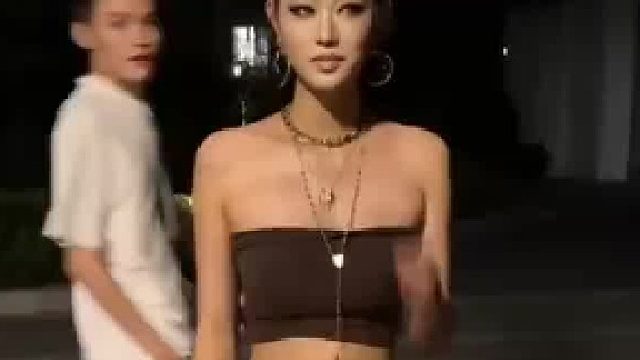 女子穿一身黑衣服躺在地上拍视频，结果把路过的男子绊倒在地上