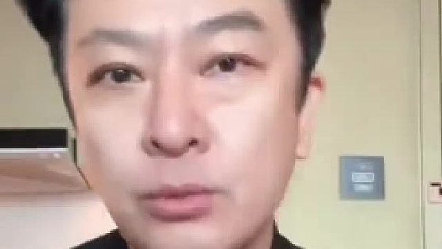 48岁于毅直播化妆，素颜霜抹出腻子的感觉不知道还以为在装修，我搓灰都不敢使那么大劲