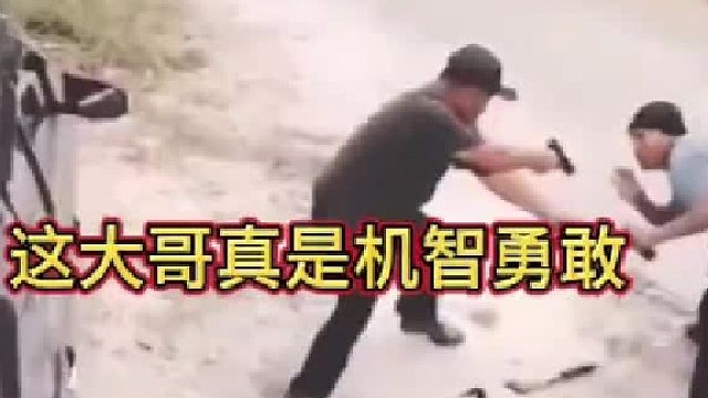机智勇敢的大哥，面对抢劫临危不惧！