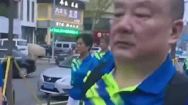 徒步团5点半开始强身健体，领头男子背着音响放着音乐扰民，路人男子质问 _ 邻居还睡觉不