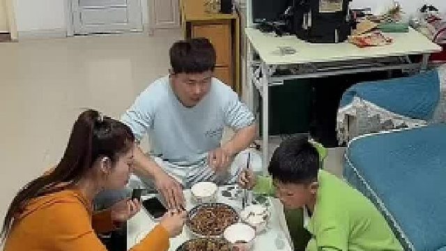 这孩子情绪太稳定了