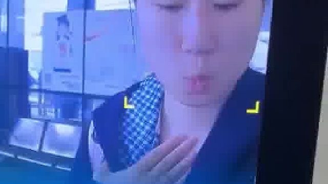女子长了一张人山人海的脸，每次刷脸都刷不出自己