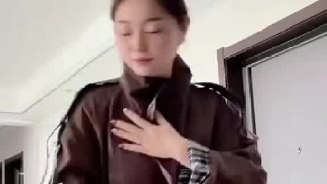 试穿网上购买的衣服，发现袖子里被穿出一条长带子