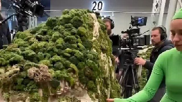 网友晒电影片场，微缩模型搭出山区场景