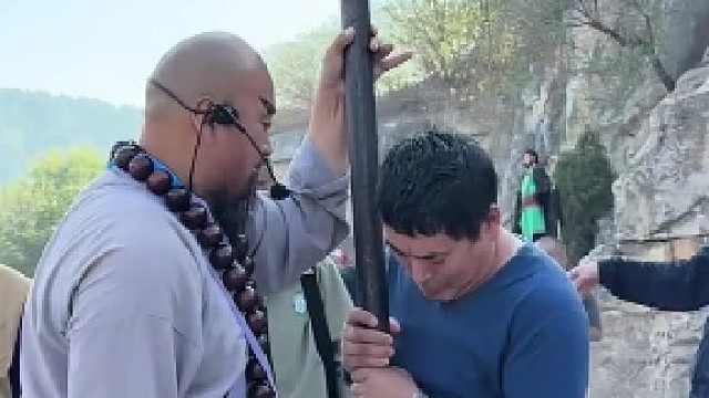 假期游客挑战鲁智深禅杖，一个人也没挑战成功，网友：大爷看破了一切，淡然一笑