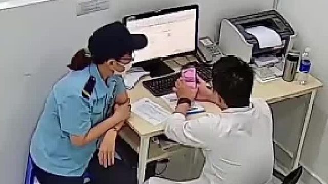 一保安装扮的女子前来就医，在科室诊断床的正上方有台监控，网友：这种科室可以装这个角度的摄像头 _