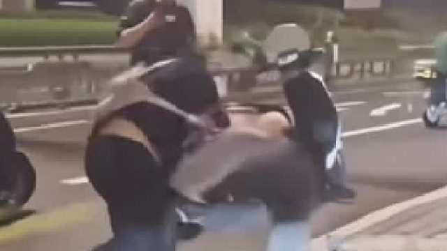 醉酒小伙与代驾大哥发生争执，年轻人挥拳被大哥KO在地
