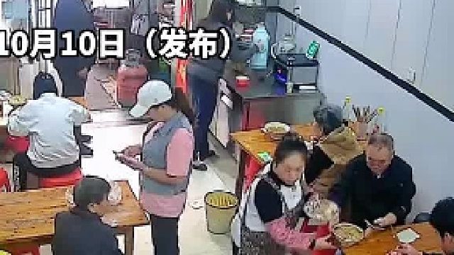 老板娘给顾客上面，不料顾客突然暴起，拿盘子砸向老板娘