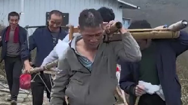 男子登山时膝盖旧伤复发，疼得已经动不了，花费五千元让轿夫们抬下了山​