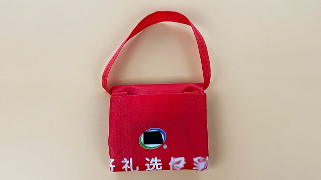 家里购物袋不用扔，这样简单折一折，好看整齐省空间，太实用了