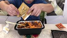 试吃自热烧烤，配上小酒，美滋滋