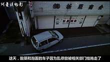 女孩在大街上散步，突然变成一把椅子，还被路边男子捡回了家