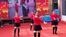 四人舞蹈助兴开心