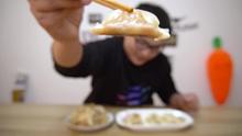 挑战全球最辣的饺子“火鸡饺子”小伙刚吃几个，直呼受不了太辣！