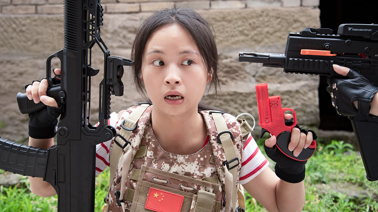 绝地求生真人版：心机黑娃为抢队友awm，竟设计让妹子变迷你人