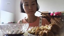 微胖大姐姐吃猪蹄子，不看脸哈