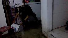 家被淹没了，连夜救援中～