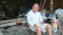 慈祥的母亲无微不至的照顾着自己的孩子