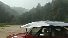 这雨 这车 这人 还在进行中